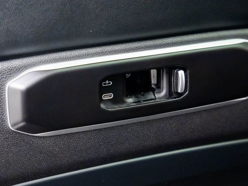 Certified 2025 BMW X7 xDrive40i w/ Executive Package image 31