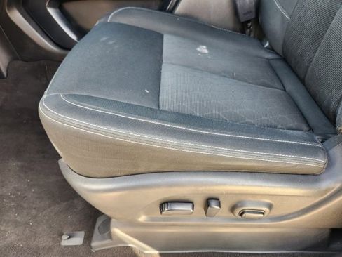 Used 2018 Nissan Titan SV w/ SV Convenience Package image 24