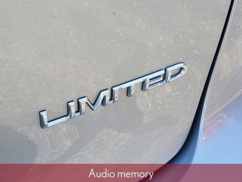 Used 2020 Chrysler Pacifica Limited FWD image 8