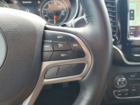 Used 2019 Jeep Cherokee Limited FWD image 21