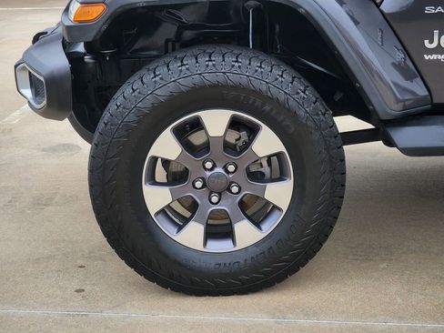 Used 2018 Jeep Wrangler Unlimited Sahara w/ Cold Weather Group AWD/4WD image 16