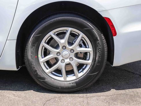 New 2027 Chrysler Pacifica Select FWD image 11