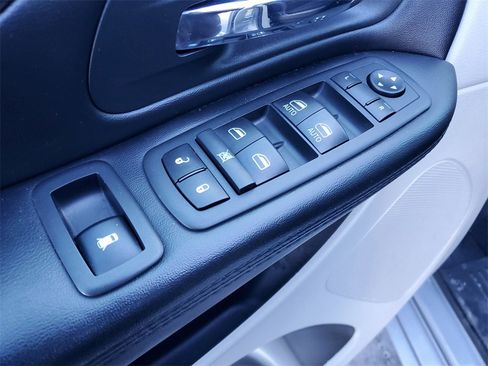 Used 2020 Dodge Grand Caravan SE image 19