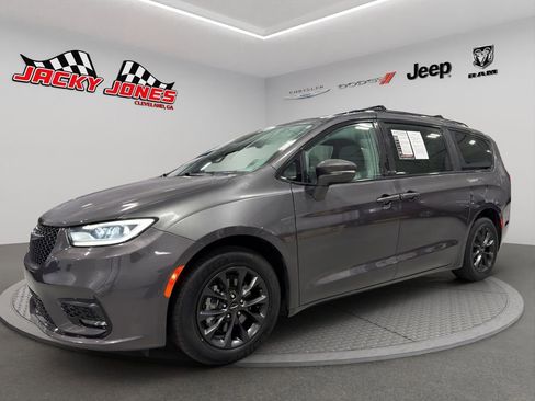 Used 2021 Chrysler Pacifica Touring w/ S Appearance Package image 2