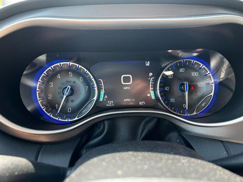 Used 2023 Chrysler Pacifica Touring-L FWD image 29