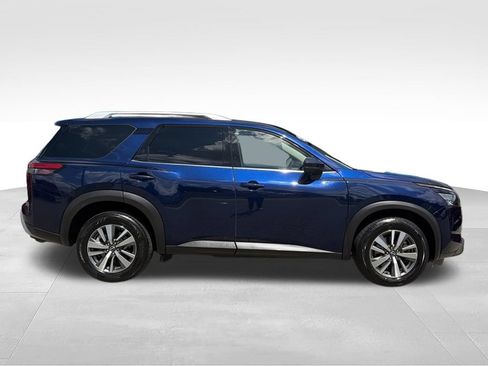 Used 2025 Nissan Pathfinder SL AWD/4WD image 2