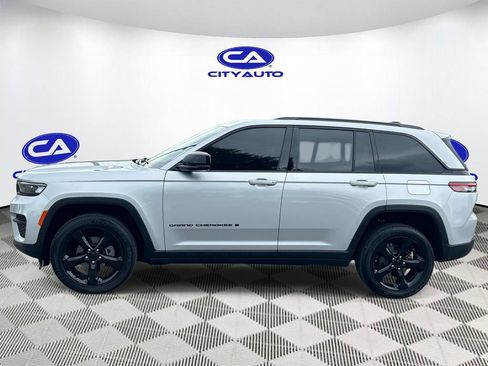 Used 2025 Jeep Grand Cherokee Altitude RWD image 8