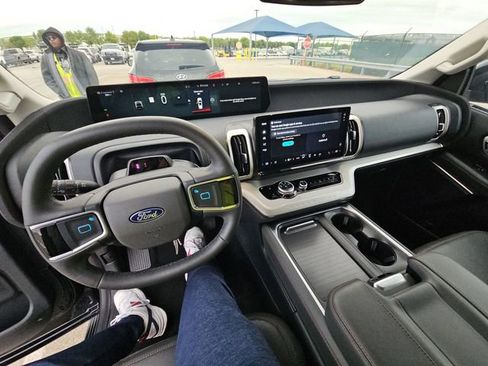 Used 2025 Ford Expedition Active image 6