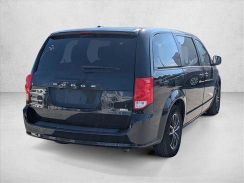 Used 2018 Dodge Grand Caravan SE image 3
