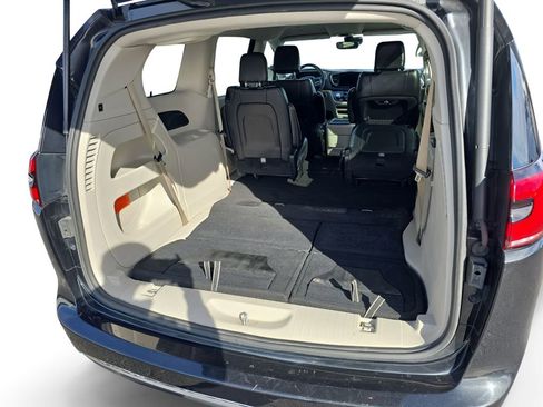 Used 2022 Chrysler Pacifica Touring-L image 22