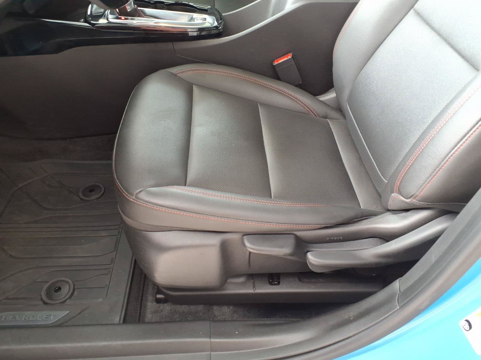 Used 2025 Chevrolet Trax RS w/ Sunroof Package FWD image 4