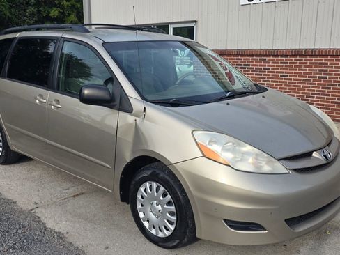 Used 2010 Toyota Sienna CE FWD image 2