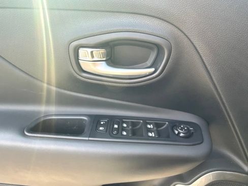 Used 2022 Jeep Renegade Latitude w/ Convenience Group AWD/4WD image 17