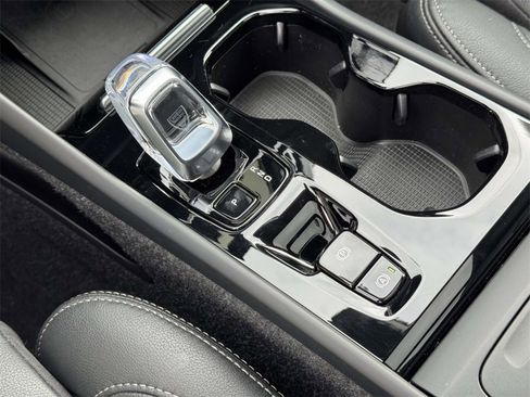 Used 2025 Volvo XC40 B5 Plus image 27