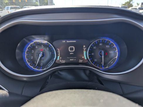 Used 2023 Chrysler Pacifica Touring-L FWD image 23