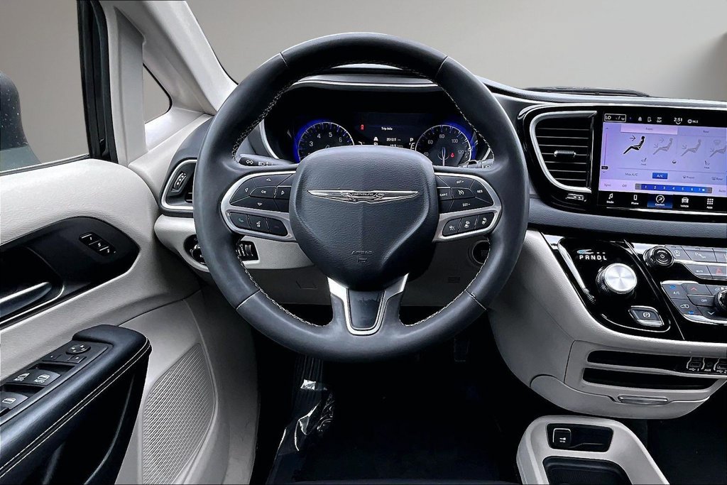 Used 2023 Chrysler Pacifica Touring-L FWD image 9