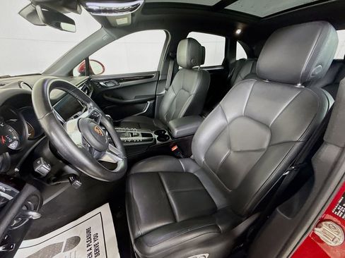 Certified 2020 Porsche Macan image 5
