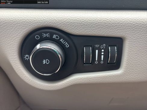 Used 2023 Chrysler Pacifica Limited FWD image 19