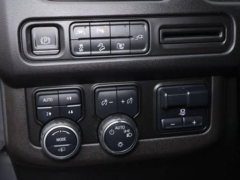 Used 2022 Chevrolet Tahoe Z71 w/ Off-Road Capability Package image 12