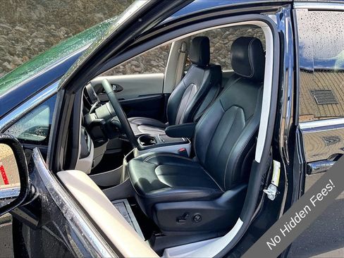 Used 2024 Chrysler Pacifica Touring-L FWD image 21