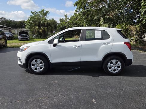Used 2018 Chevrolet Trax LS FWD image 2