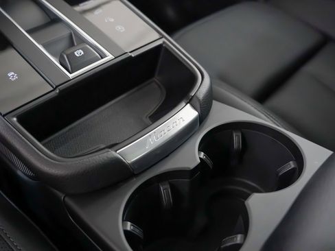 Used 2025 Porsche Macan image 34