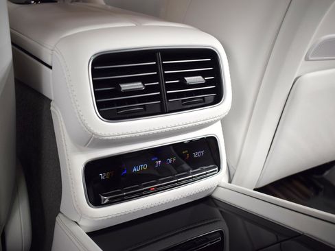 Used 2025 Mercedes-Benz Maybach GLS 600 4MATIC image 22