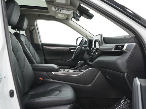 Used 2025 Toyota Highlander Platinum image 11