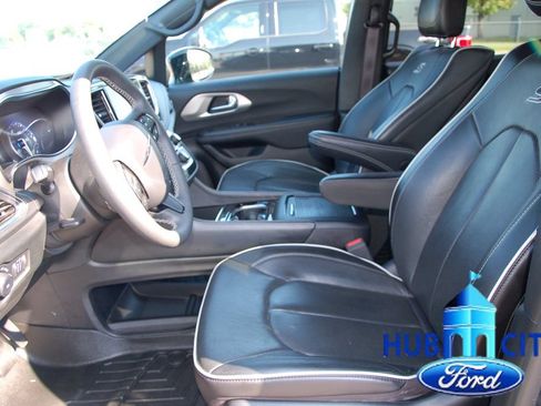 Used 2023 Chrysler Pacifica Limited w/ Uconnect Theater Family Group AWD/4WD image 10