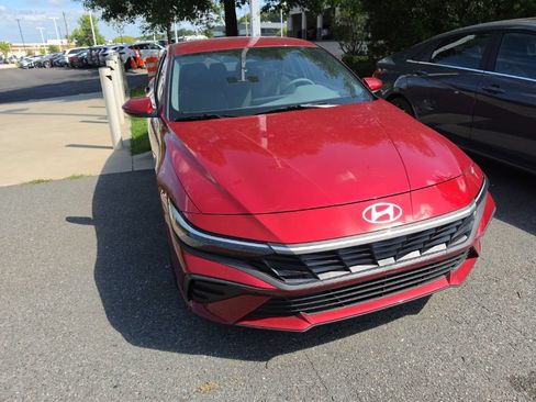 Used 2025 Hyundai Elantra SE FWD image 2
