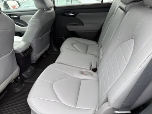 Used 2023 Toyota Highlander XLE image 24