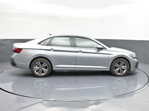 Used 2024 Volkswagen Jetta SE image 9