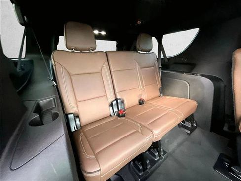 Used 2025 Chevrolet Suburban High Country RWD image 30