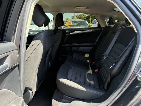 Used 2020 Ford Fusion SE FWD image 4