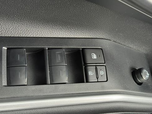 Used 2025 Toyota Highlander LE image 17