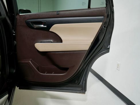 Used 2021 Toyota Highlander XLE image 33