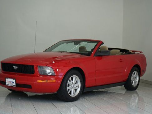 Used 2006 Ford Mustang Convertible RWD image 3