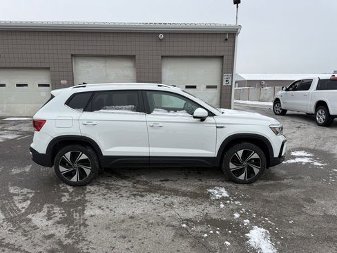 Used 2024 Volkswagen Taos SE image 5