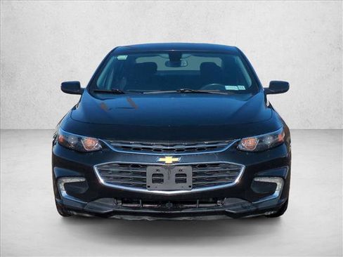 Used 2017 Chevrolet Malibu LT image 2