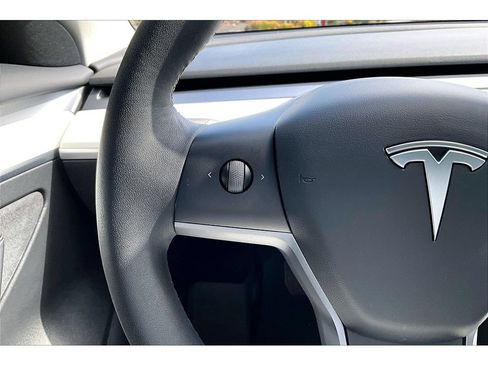 Used 2022 Tesla Model 3 Long Range AWD/4WD image 18