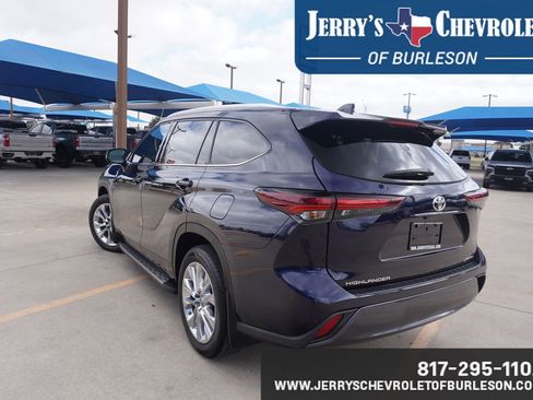 Used 2024 Toyota Highlander Limited FWD image 4
