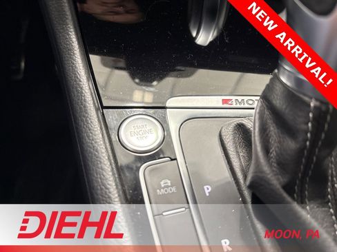 Used 2017 Volkswagen Golf R 4-Door image 24