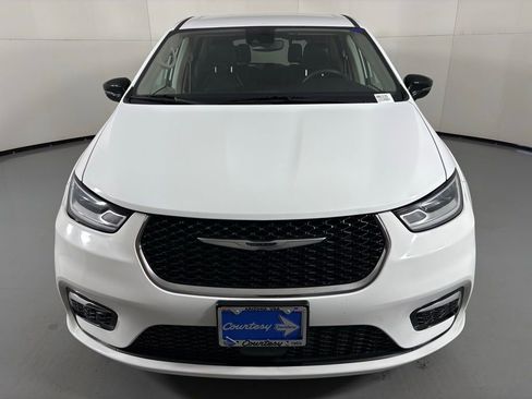 Used 2024 Chrysler Pacifica Touring-L image 3