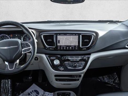 Used 2019 Chrysler Pacifica Touring-L Plus image 22