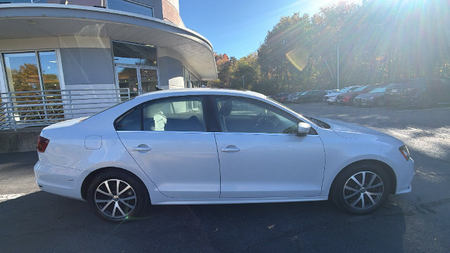 Used 2017 Volkswagen Jetta SE FWD image 4