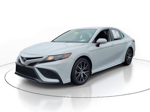 Used 2023 Toyota Camry SE image 2