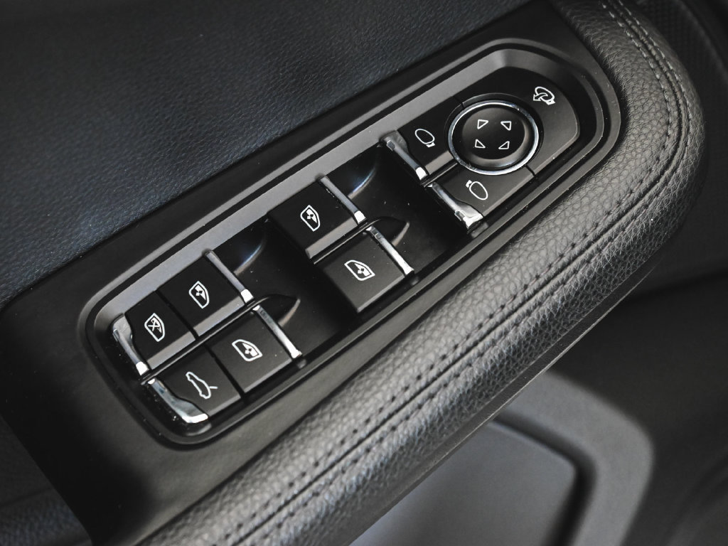 Used 2023 Porsche Macan AWD/4WD image 8