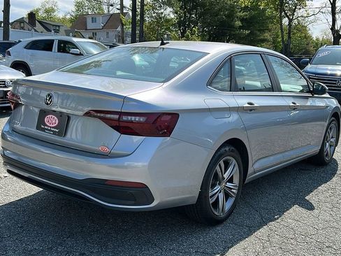 Used 2023 Volkswagen Jetta SE w/ Panoramic Sunroof Package FWD image 4