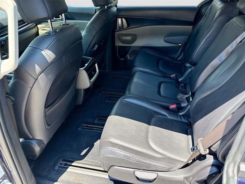 Used 2025 Kia Carnival FWD image 25