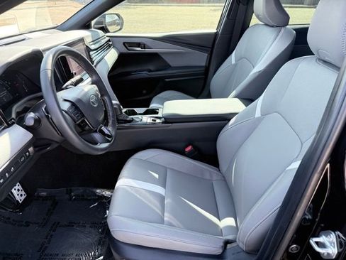 Used 2025 Toyota Camry SE w/ Convenience Package image 16